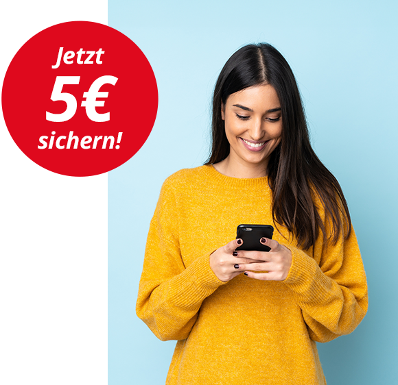 Junge Frau mit Tablet bei der Newsletteranmeldung